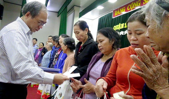 1.000 suất quà đã được trao cho các hộ nghèo quận Sơn Trà, TP Đà Nẵng ngày 5-1- Ảnh: TRƯỜNG TRUNG.