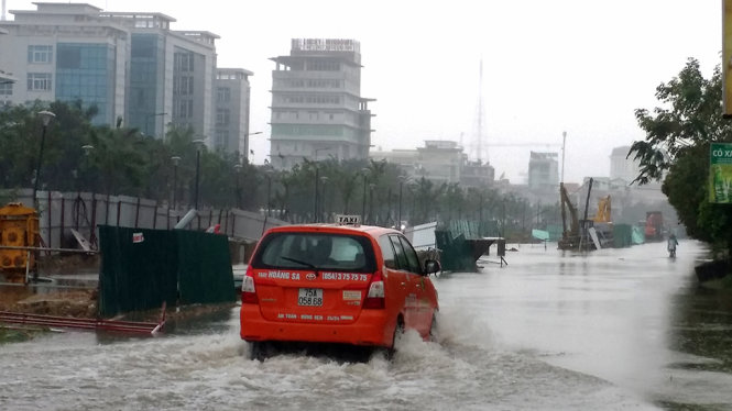 Đợt mưa lớn giữa tháng 12-2016 gây ngập lụt khắp thành phố Huế - Ảnh: Minh Tự