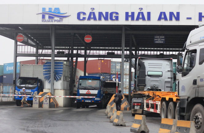 Từ ngày 3-1-2017, hàng hóa lưu thông qua các cảng tại TP Hải Phòng phải chịu thêm khoản phí mới khiến doanh nghiệp lo lắng. Trong ảnh: xe chở hàng chờ ra vào cảng Hải An, Hải Phòng - Ảnh: TIẾN THẮNG