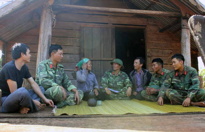 Cán bộ, chiến sĩ Quân đoàn 3 trò chuyện cùng người dân trên địa bàn đơn vị đóng quân - Ảnh: ĐAN PHƯỢNG