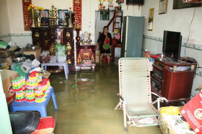 Nước ngập lênh láng trong nhà dân do sự cố kẹt cống ngăn triều - Ảnh: Lê Phan
