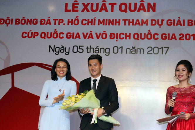 Công Vinh tặng hoa cho phó chủ tịch UBND TP.HCM Nguyễn Thị Thu. Ảnh: N.K