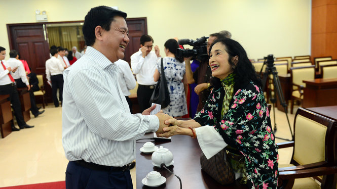 Bí thư Thành ủy TP.HCM Đinh La Thăng trò chuyện với NSND Trà Giang tại buổi lãnh đạo thành phố gặp gỡ văn nghệ sĩ chiều 5-1 - Ảnh: QUANG ĐỊNH
