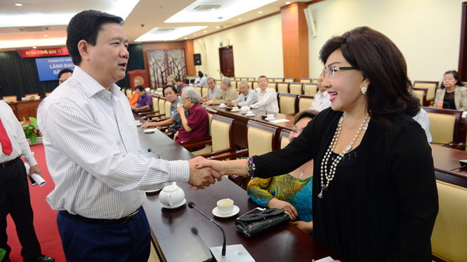 Bí thư Thành ủy TP.HCM Đinh La Thăng bắt tay nghệ sĩ Lệ Thủy tại buổi lãnh đạo thành phố gặp gỡ văn nghệ sĩ chiều 5-1 - Ảnh: QUANG ĐỊNH