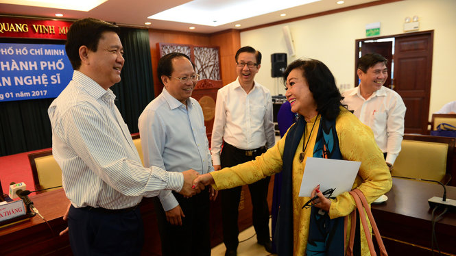 Lãnh đạo Thành ủy TP.HCM trò chuyện với NSND Kim Cương tại buổi lãnh đạo thành phố gặp gỡ văn nghệ sĩ chiều 5-1 - Ảnh: QUANG ĐỊNH