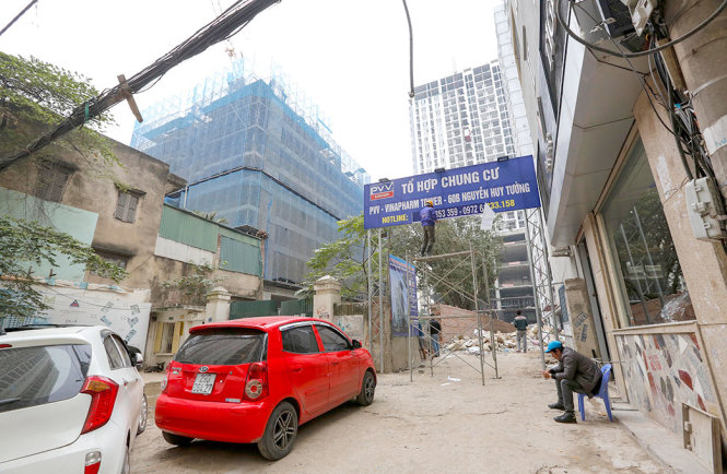 Mật độ xây dựng chung cư quá dầy đặc tại phố Nguyễn Huy Tưởng trong khi hạ tầng giao thông xung quanh không đáp ứng nổi - Ảnh: VIỆT DŨNG