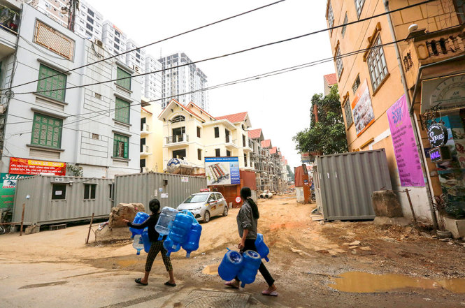Mật độ xây dựng chung cư quá dày đặc tại phố Nguyễn Huy Tưởng trong khi hạ tầng giao thông xung quanh không đáp ứng nổi - Ảnh: VIỆT DŨNG
