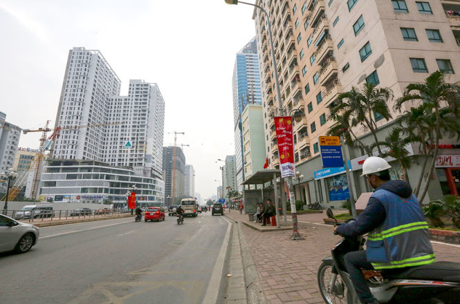 Mật độ xây dựng chung cư quá dày đặc tại phố Lê Văn Lương - Ảnh: VIỆT DŨNG