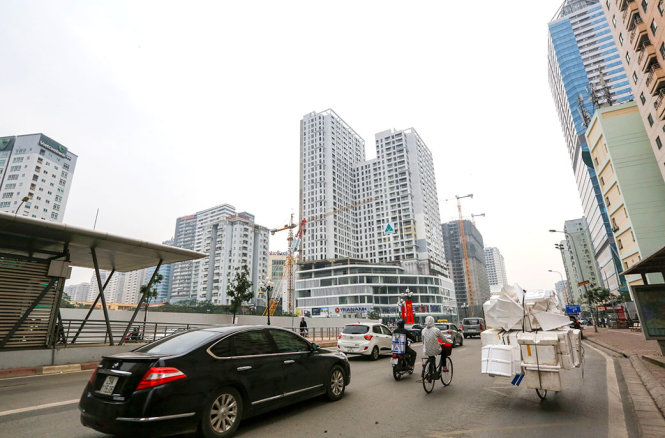Mật độ xây dựng chung cư quá dầy đặc tại phố Lê Văn Lương - Ảnh: VIỆT DŨNG