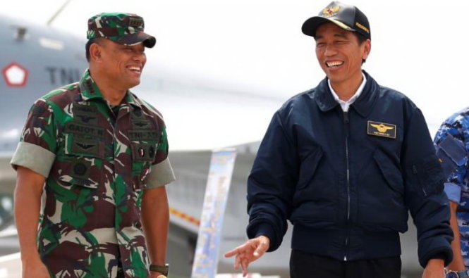 Tổng thống Indonesia, ông Joko Widodo (phải) trò chuyện với tư lệnh quân đội Gatot Nurmantyo trong một chương trình tập trận trên đảo Natuna, tỉnh đảo Riau, Indonesia - Ảnh: Reuters