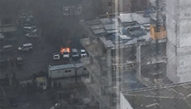 Một chiếc xe bốc cháy sau vụ nổ - Ảnh: twitter