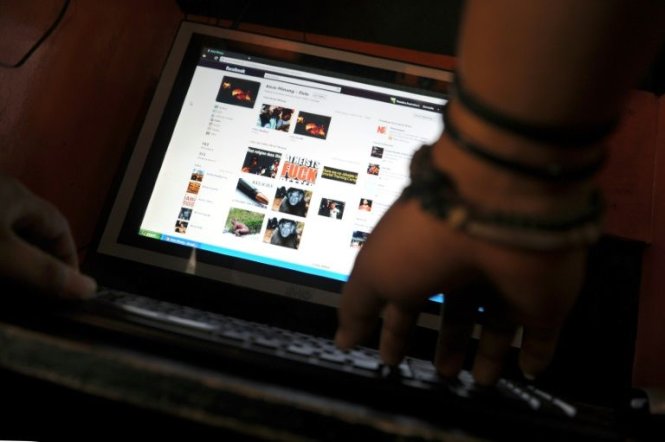 Ước tính hiện tại có khoảng 130 triệu người trong tổng số 255 triệu dân Indonesia đã tiếp cận mạng Internet - Ảnh: AFP