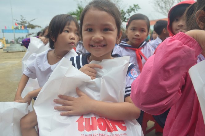 Niềm vui của cô học trò nhỏ khi nhận quà của báo Tuổi Trẻ - Ảnh: Thanh Ba