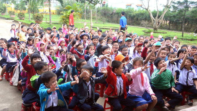 Hàng trăm em học sinh hân hoan đón nhận phần quà nghĩa tình do báo Tuổi Trẻ trao tặng - Ảnh: Thanh Ba