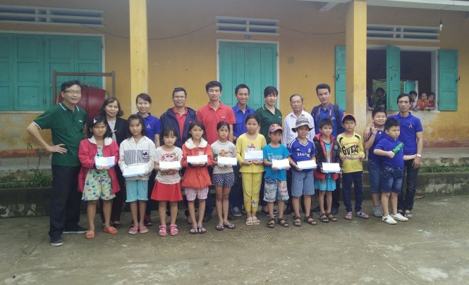 Trao các suất quà cho học sinh nghèo tại điểm trường thôn Đông Bình - Ảnh: Thanh Ba