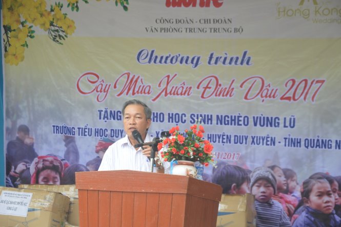 Thầy Huỳnh Tấn Lân chia sẻ niềm vui thay cho học trò và gửi lời cảm ơn đến đơn vị báo Tuổi Trẻ - Ảnh: Thanh Ba