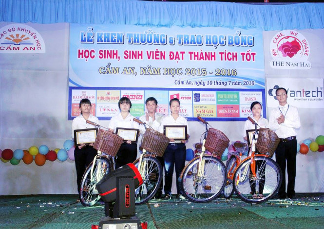 CLB trao tặng xe đạp cho các bạn học sinh nghèo - Ảnh: CLB