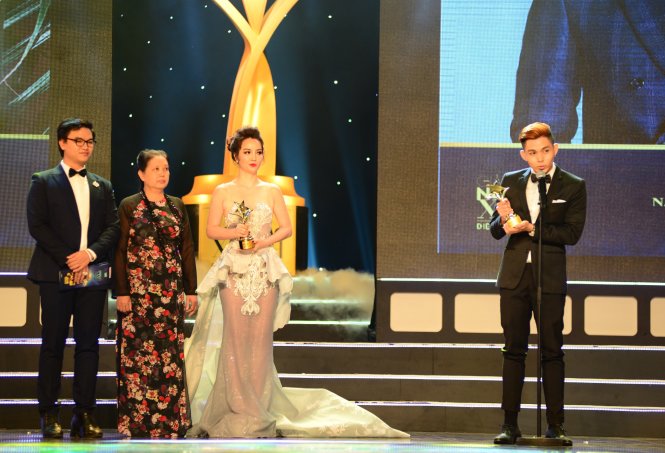 Diễn viên Jun Phạm  và diễn viên Mai Thu Huyền đạt giải nam viên truyền hình và nữ diễn viên truyền hình được yêu thích nhất - Ảnh: DUYÊN PHAN