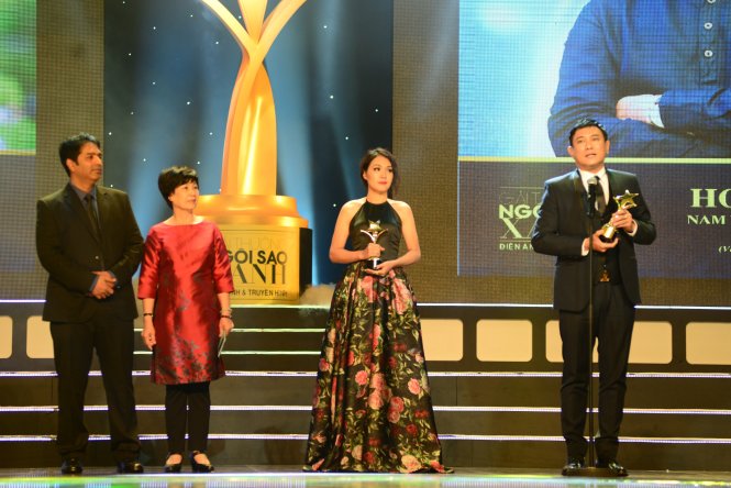 Diễn viên Hoàng Phúc và diễn viên Đinh Y Nhung đạt giải Nam diễn viên truyền hình và Nữ diễn viên truyền hình xuất sắc nhất - Ảnh: DUYÊN PHAN