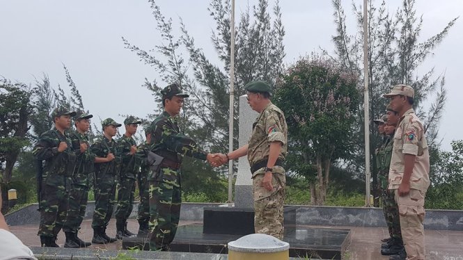 Đại tá Sea Sokha (người bắt tay bên phải) trong chuyến tuần tra bảo vệ đường biên cột mốc với Bộ đội Biên phòng Việt Nam