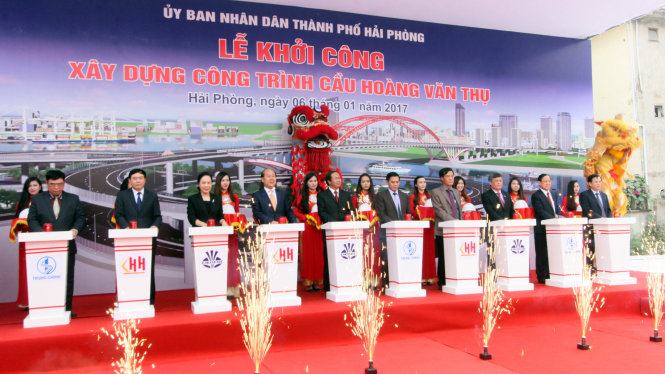 Lãnh đạo Bộ GTVT cùng TP Hải Phòng nhấn nút khởi công xây dựng cầu Hoàng Văn Thụ bắc qua sông Cấm vào chiều 6-1 - Ảnh: Tiến Thắng