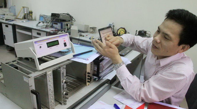 Kỹ sư Nguyễn Văn Sỹ - công tác tại Viện Khoa học và kỹ thuật hạt nhân, trong giờ làm việc - Ảnh: Hoàng Điệp