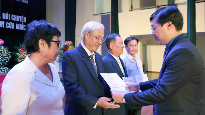 Anh Lê Quốc Phong, bí thư thứ nhất TƯ Đoàn trao tặng sổ tiết kiệm (tượng trưng) trị giá 5 triệu đồng/sổ cho các cựu TNXP có hoàn cảnh khó khăn - Ảnh: Đ.Bình