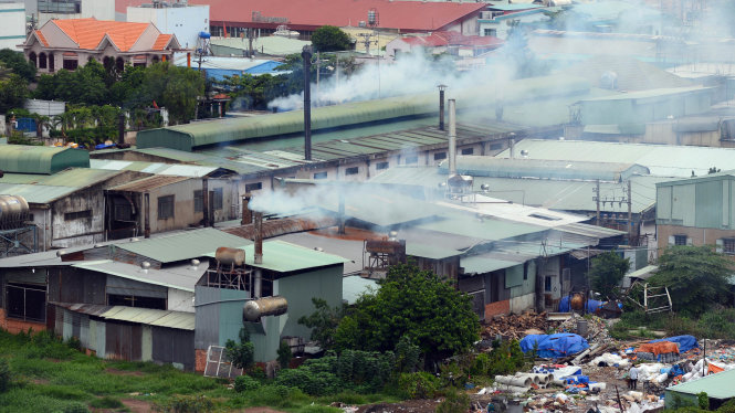Các cơ sở sản xuất xả khói gây ô nhiễm môi trường ở P.Đông Hưng Thuận, Q.12, TP.HCM - Ảnh: Quang Định