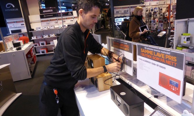Một công nhân đang sắp xếp một chiếc radio dùng công nghệ kỹ thuật số tại một cửa hàng điện tử ở thủ đô Oslo của Na Uy - Ảnh: Reuters