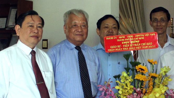 Đoàn cán bộ Thành ủy TP.HCM thăm và tặng hoa PGS.TS Trần Chí Đáo, nguyên thứ trưởng Bộ GD-ĐT (thứ 2 từ trái sang) vào ngày 15-11-2016 - Ảnh: Mỹ Dung