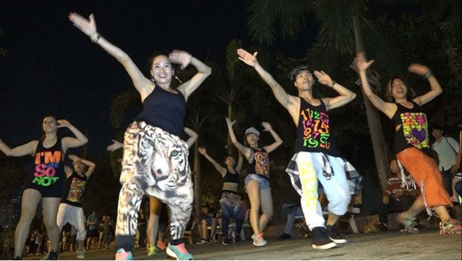 Hàng chục nghệ sĩ Nhóm Lazum3 Hà Nội đang biểu diễn điệu Zumpa đường phố thu hút sự theo dõi của đông đảo người dân - Ảnh: CHẾ THÂN
