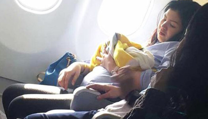 Bé Haven trong vòng tay mẹ trên độ cao gần 10.000 khi đang bay cùng hãng Cebu Pacific - Ảnh: Facebook