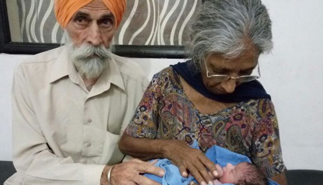Cụ ông 79 tuổi Mohinder Singh Gill và vợ 72 tuổi Daljinder Kaur đón đứa con đầu lòng - Ảnh: Barcroft Images