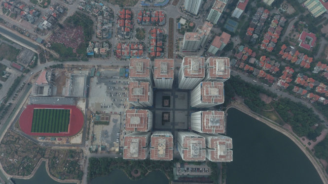 Toàn cảnh khu tổ hợp 12 tòa nhà cao tầng (nhìn từ xa và từ trên cao) của tập đoàn Mường Thanh tại khu đô thị Linh Đàm - Ảnh: VIỆT DŨNG