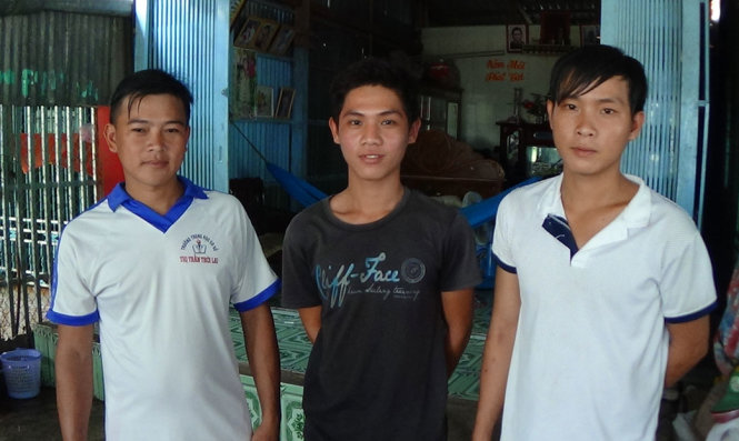 Anh Nghị, Khang và Tân (từ trái qua) đã chứng kiến toàn bộ vụ việc và là nạn nhân bị công an xã bắt, đánh vô cớ - Ảnh: BỬU ĐẤU