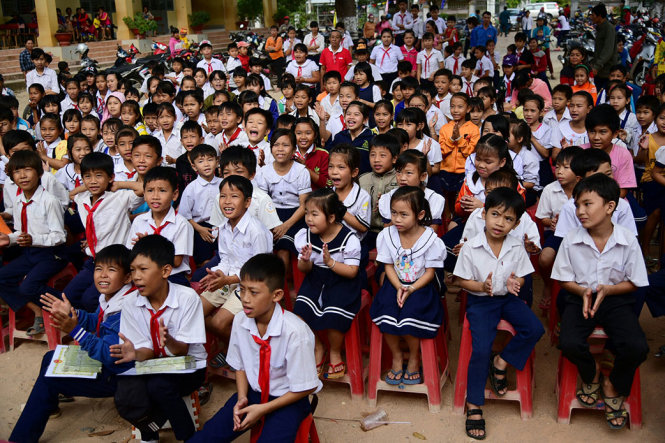 Học sinh xã Bình Tân, huyện Tân Biên, Tây Ninh có mặt từ sớm để vui chơi trong chương trình quà Xuân - Ảnh: HỮU THUẬN