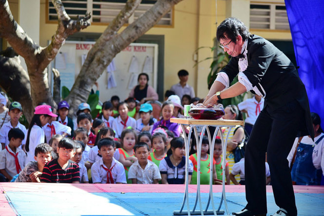 Ảo thuật gia biểu diễn phục vụ các em học sinh xã Bình Tân, huyện Tân Biên, Tây Ninh - Ảnh: HỮU THUẬN