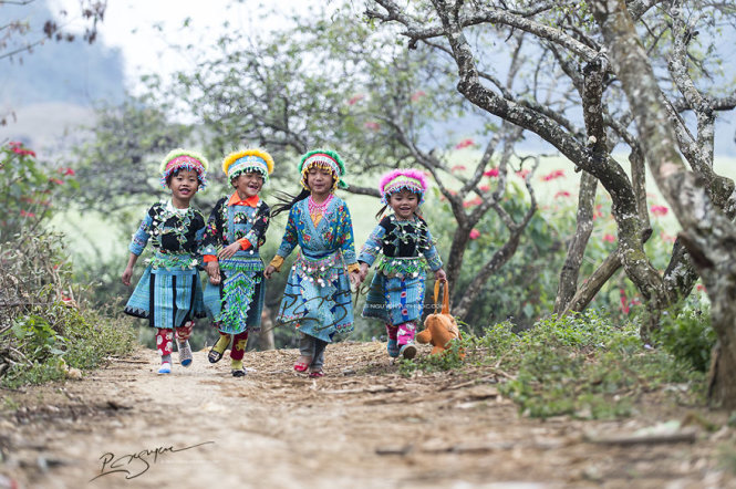 Trẻ em người dân tộc xúng xính quần áo mới ngày Tết - Ảnh: Nguyễn Vũ Phước