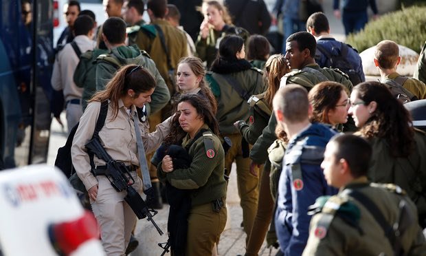 Vẻ bàng hoàng của nữ binh sĩ Israel sau vụ tấn công - Ảnh: AFP