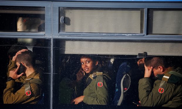 Binh sĩ Israel lên xe buýt rời đi sau vụ tấn công - Ảnh: AFP