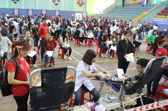Rất đông bạn trẻ Huế tham gia ngày hội hiến máu - Ảnh: XUÂN ĐÀO