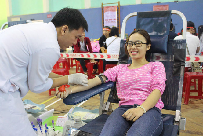 Một nữ sinh viên vui tươi với giọt máu hiến tặng - Ảnh: XUÂN ĐÀO