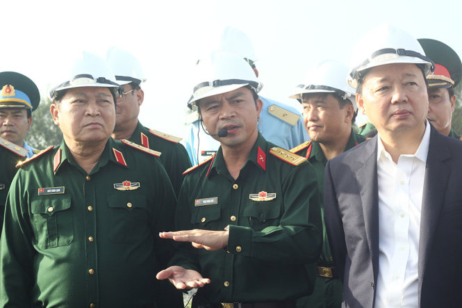 Bộ trưởng Bộ Quốc phòng Ngô Xuân Lịch và Bộ trưởng Bộ Tài nguyên - môi trường Trần Hồng Hà đã đến kiểm tra tại dự án xử lý chất độc dioxin sân bay Đà Nẵng - Ảnh: HỮU KHÁ