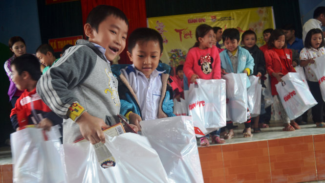 Các em học sinh nghèo ở xã Thạch Hội, huyện Thạch Hà, Hà Tĩnh vui mừng nhận quà - Ảnh: VĂN ĐỊNH
