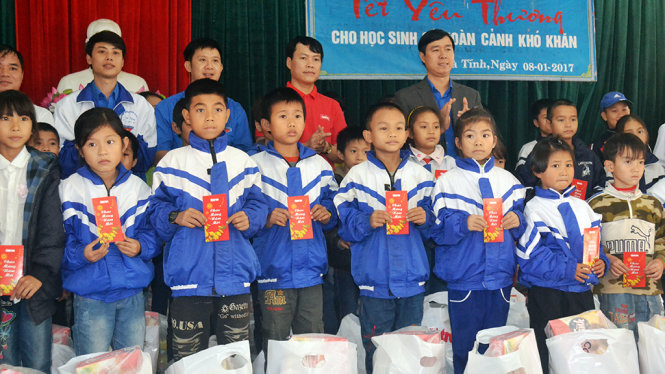 Đoàn công tác của báo Tuổi Trẻ và học sinh nghèo ở huyện Lộc Hà - Ảnh: VĂN ĐỊNH