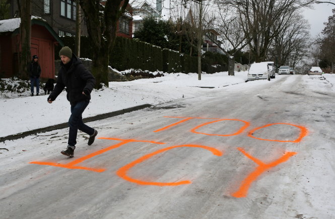 Cảnh báo đường trơn trượt vì băng giá ở TP Vancouver (Canada) ngày 6-1 - Ảnh: Reuters
