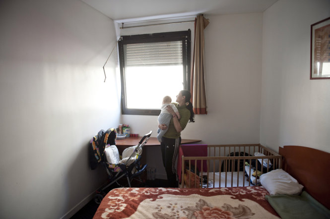 Một phụ nữ vô gia cư có con nhỏ được chính quyền cho vào trú trong nhà ở ngoại ô thủ đô Paris (Pháp) - Ảnh: AFP