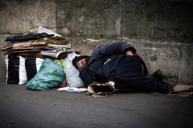 Người vô gia cư ở thủ đô Paris của Pháp - Ảnh: AFP