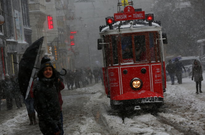 Xe điện chạy trên phố trung tâm Istanbul (Thổ Nhĩ Kỳ) trong trời tuyết ngày 7-1 - Ảnh: Reuters