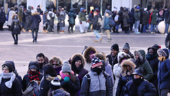 Hàng ngàn người xếp hàng trong giá lạnh bên ngoài McCormick Place từ sáng sớm 7-1 - Ảnh: Chicago Tribune